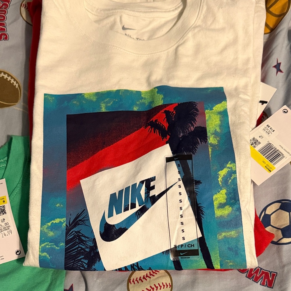 SET OF 5 BRAND NEW NIKE Adult
Assorted Graphic T-Shirts in Red, Blue, and Green - Picture 5 of 6